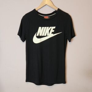 NWT NIKE Sportswear Essentials Women’s Logo T-Shirt, size S